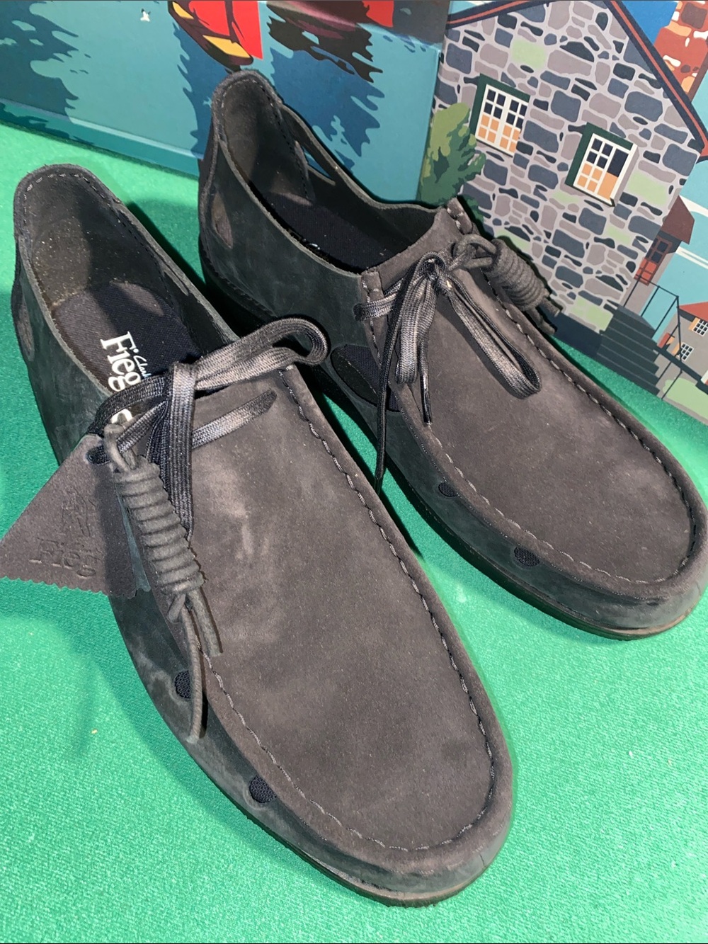 KITH CLARKS Black suede